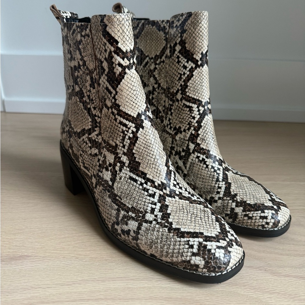 New Nordstrom Nohazina leather ankle booties women's 8M snakeskin cream‎